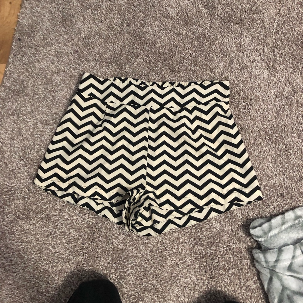 Chevron silk-like shorts